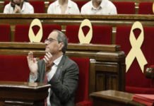 La Junta Electoral da un plazo de 48 horas a Quim Torra para que retiren esteladas y lazos amarillos