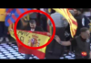 Un hombre sube al escenario de la marcha independentista con una bandera de España y el lema ‘Viva el Rey’