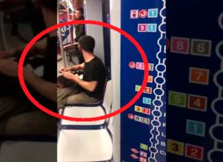 Graban a un joven afilando un cuchillo jamonero en un tren de Metro de Madrid