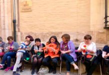 Oltra apoya a las tejedoras de ‘Hilando vidas’ para visibilizar a la mujer rural