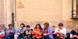 Oltra apoya a las tejedoras de ‘Hilando vidas’ para visibilizar a la mujer rural