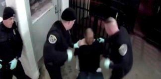 Inculpan a dos policías por una brutal paliza a un preso atado a una silla en Estados Unidos