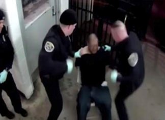 Inculpan a dos policías por una brutal paliza a un preso atado a una silla en Estados Unidos