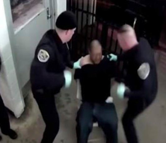 Inculpan a dos policías por una brutal paliza a un preso atado a una silla en Estados Unidos