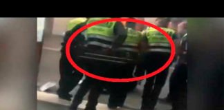 Vigilantes de seguridad golpean a un inmigrante en la estacion de Plaza Catalunya