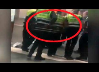 Vigilantes de seguridad golpean a un inmigrante en la estacion de Plaza Catalunya