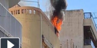 Espectacular incendio de una vivienda en pleno centro de Benidorm