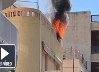 Espectacular incendio de una vivienda en pleno centro de Benidorm