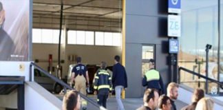 Seis intoxicados en un incendio en un concesionario de coches de Alicante