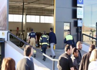 Seis intoxicados en un incendio en un concesionario de coches de Alicante