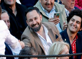 Abascal quiere que los españoles puedan “disponer de un arma” para la autodefensa