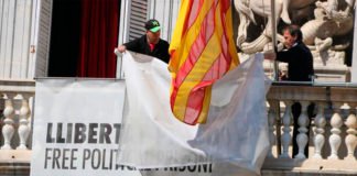 La Generalitat retira las pancartas independentistas de los edificios públicos
