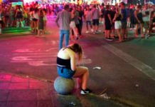Cortan el cuello con una botella rota a una joven en Magaluf