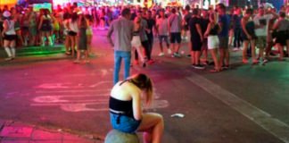 Cortan el cuello con una botella rota a una joven en Magaluf