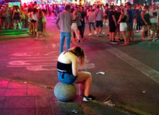 Cortan el cuello con una botella rota a una joven en Magaluf