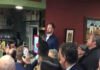 Santiago Abascal improvisa un discurso en un bar de Tarancón (Cuenca)