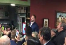 Santiago Abascal improvisa un discurso en un bar de Tarancón (Cuenca)