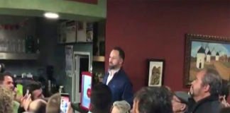 Santiago Abascal improvisa un discurso en un bar de Tarancón (Cuenca)