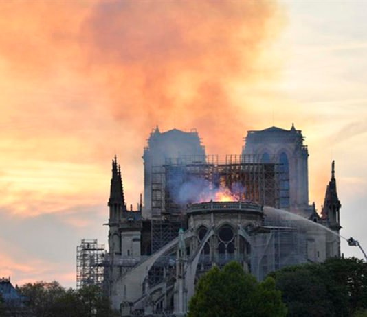 Las autoridades dan por «salvada» la estructura de Notre Dame