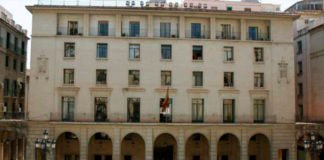 Condenan a 25 años de prisión a un hombre por intentar matar a martillazos a su mujer e hijastro en Alicante