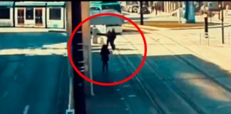 Un policía salva a una mujer ciega de ser atropellada por el metro en Granada (VÍDEO)