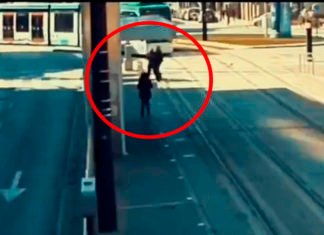 Un policía salva a una mujer ciega de ser atropellada por el metro en Granada (VÍDEO)