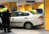 Un hombre empotra su coche contra el Hospital de Basurto