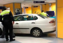 Un hombre empotra su coche contra el Hospital de Basurto