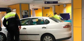 Un hombre empotra su coche contra el Hospital de Basurto