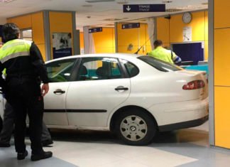 Un hombre empotra su coche contra el Hospital de Basurto
