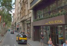 Una mujer herida al caerle parte de una ventana de un hotel en la Rambla