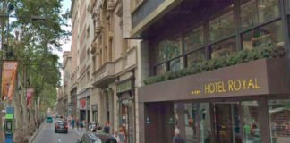 Una mujer herida al caerle parte de una ventana de un hotel en la Rambla