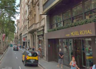 Una mujer herida al caerle parte de una ventana de un hotel en la Rambla
