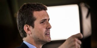 Casado dice que bajará el salario mínimo a 850 euros si gobierna
