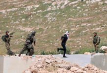 Soldados israelíes disparan a palestino con los ojos vendados y esposado mientras intentaba huir