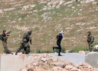 Soldados israelíes disparan a palestino con los ojos vendados y esposado mientras intentaba huir