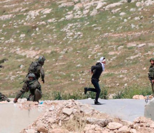 Soldados israelíes disparan a palestino con los ojos vendados y esposado mientras intentaba huir