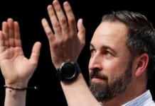 Abascal quiere que la Policía pueda echar a los okupas «de una patada en el culo» sin proceso judicial