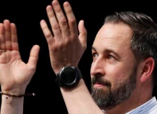 Abascal quiere que la Policía pueda echar a los okupas «de una patada en el culo» sin proceso judicial