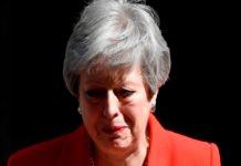 Una Theresa May «agotada» dimite por su impotencia para aprobar su plan de Brexit