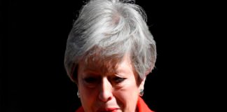 Una Theresa May «agotada» dimite por su impotencia para aprobar su plan de Brexit