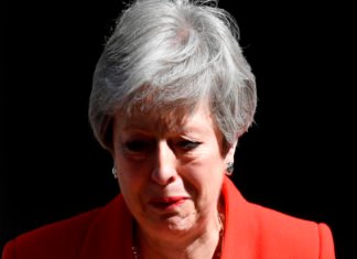 Una Theresa May «agotada» dimite por su impotencia para aprobar su plan de Brexit