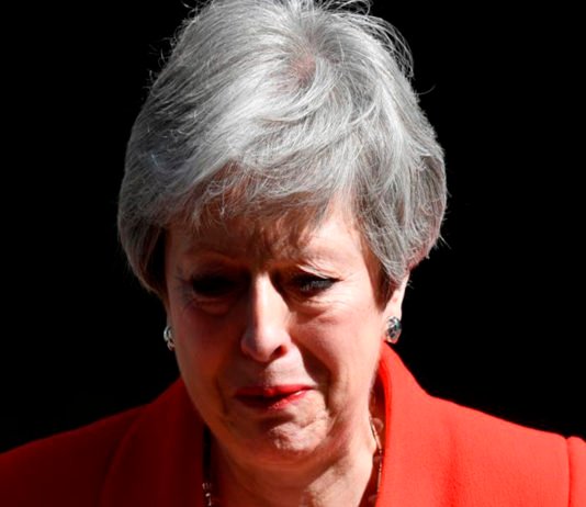 Una Theresa May «agotada» dimite por su impotencia para aprobar su plan de Brexit