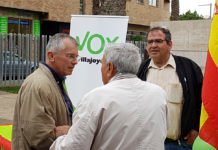 Vox agota en las calles de Villajoyosa sus papeletas de voto en el cierre de campaña