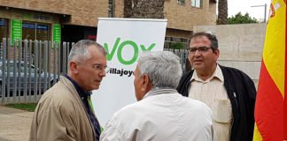 Vox agota en las calles de Villajoyosa sus papeletas de voto en el cierre de campaña