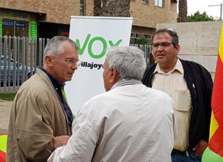 Vox agota en las calles de Villajoyosa sus papeletas de voto en el cierre de campaña