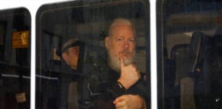 Ecuador le dará a Washington el material informático y los documentos de Assange en Londres