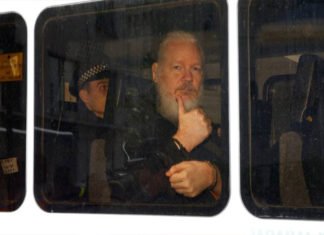 Ecuador le dará a Washington el material informático y los documentos de Assange en Londres