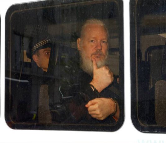 Ecuador le dará a Washington el material informático y los documentos de Assange en Londres
