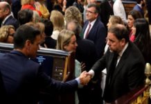 Sánchez y Junqueras se saludan durante la primera votación de la constitución del Congreso